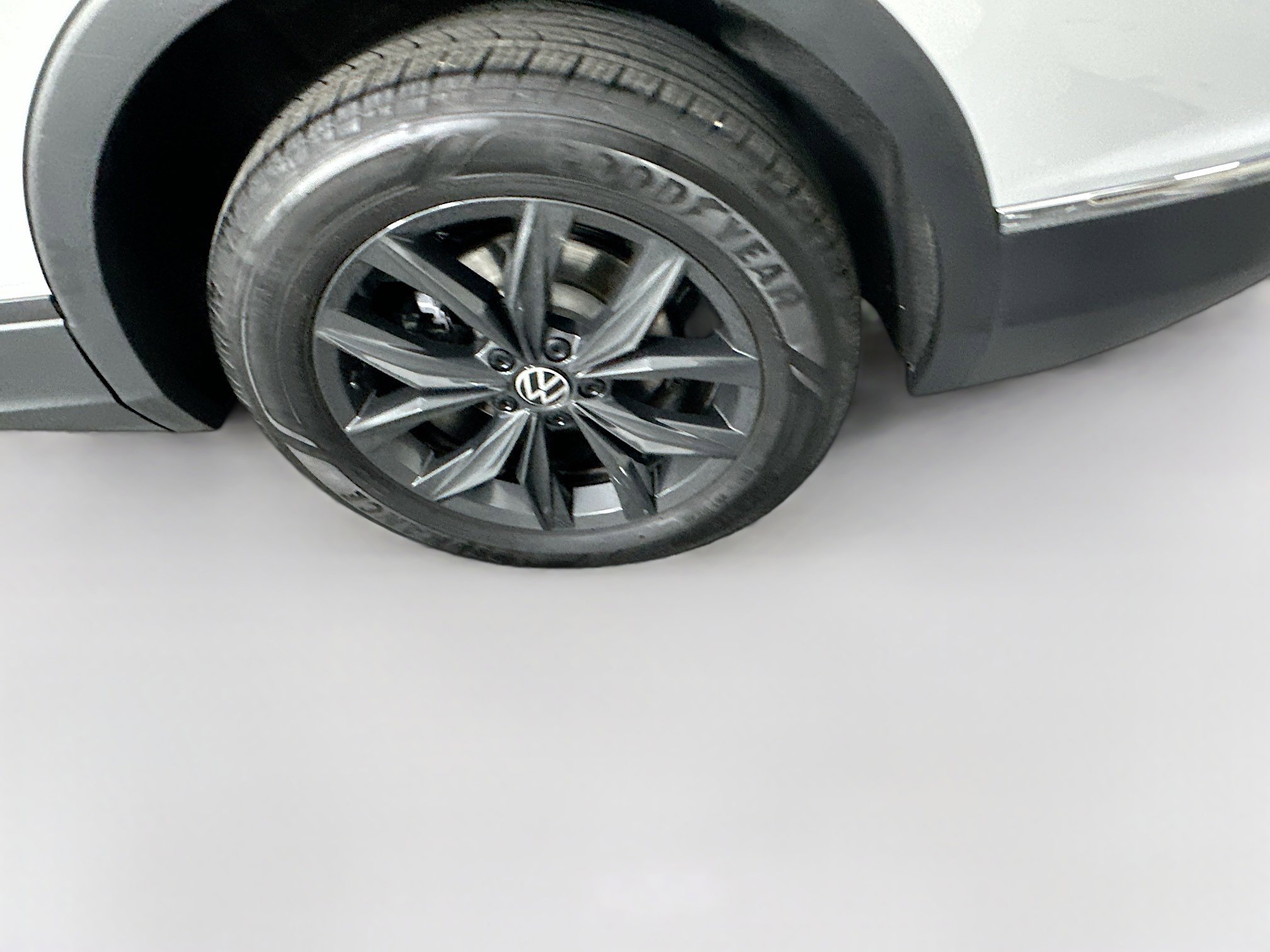 Used 2024 Volkswagen Tiguan SE image 11