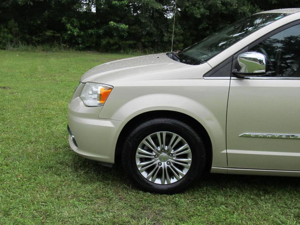 Used 2016 Chrysler Town & Country Touring-L image 10