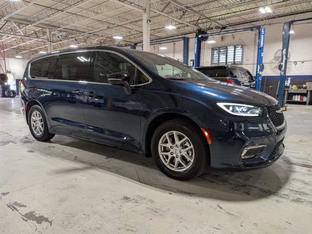 Used 2025 Chrysler Pacifica Select FWD video 1