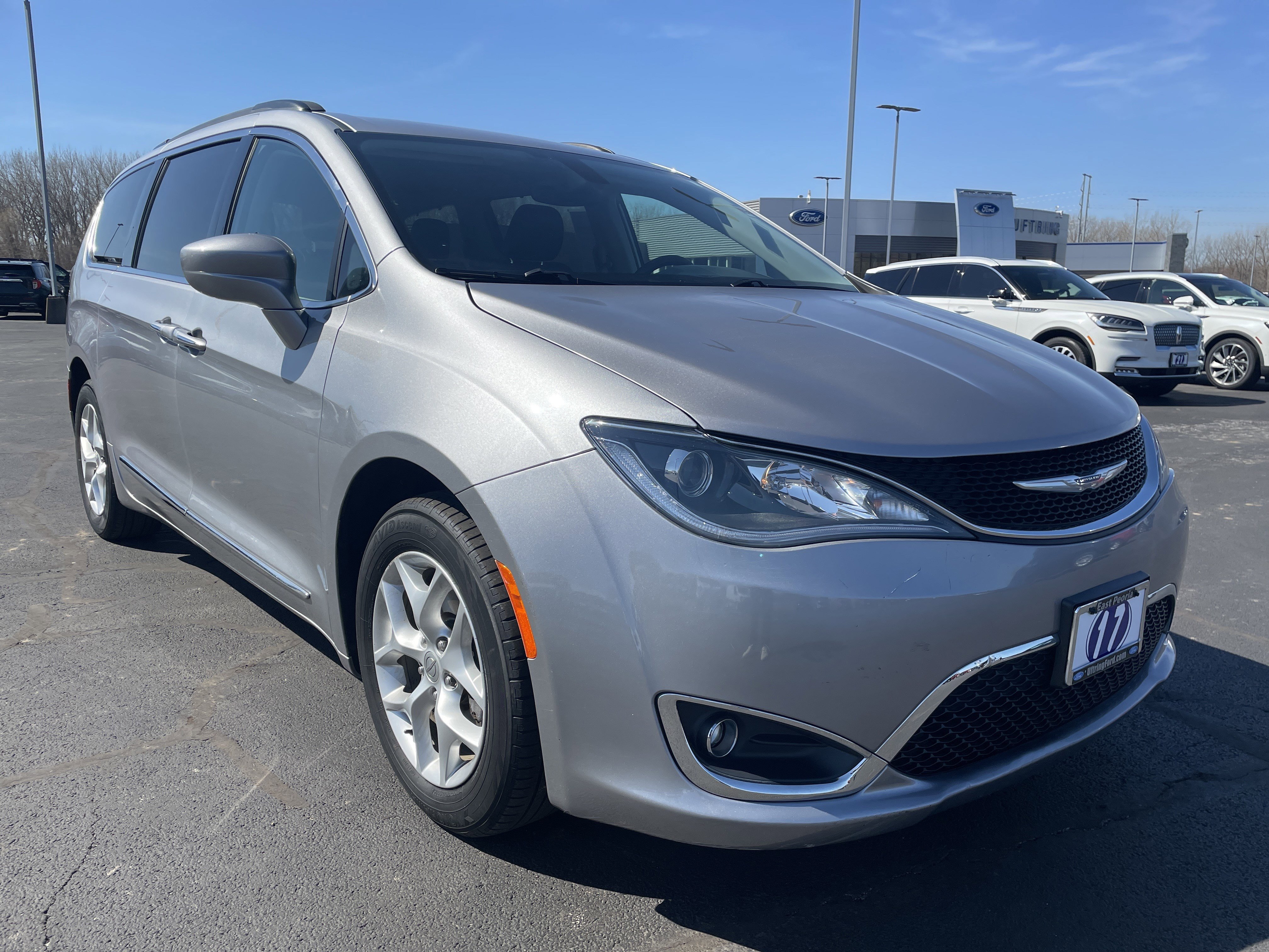Used 2017 Chrysler Pacifica Touring-L w/ Tire & Wheel Group image 7