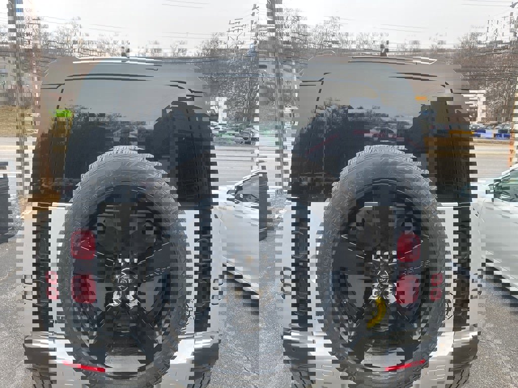 Used 2024 Land Rover Defender 110 SE image 7