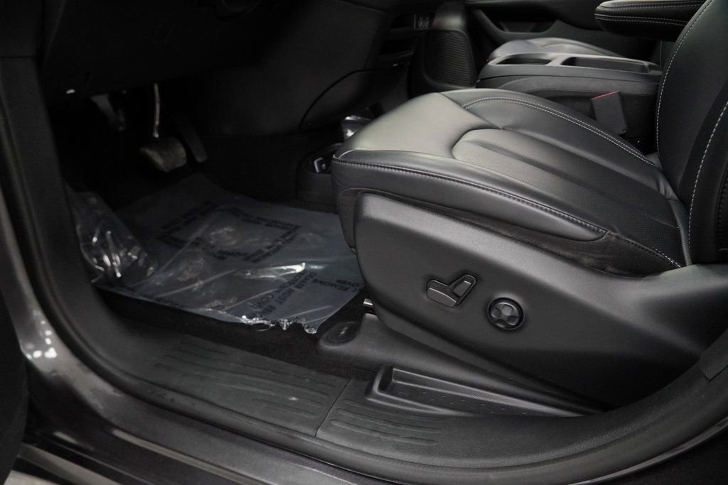 Used 2023 Chrysler Pacifica Touring-L w/ S Appearance Package image 39