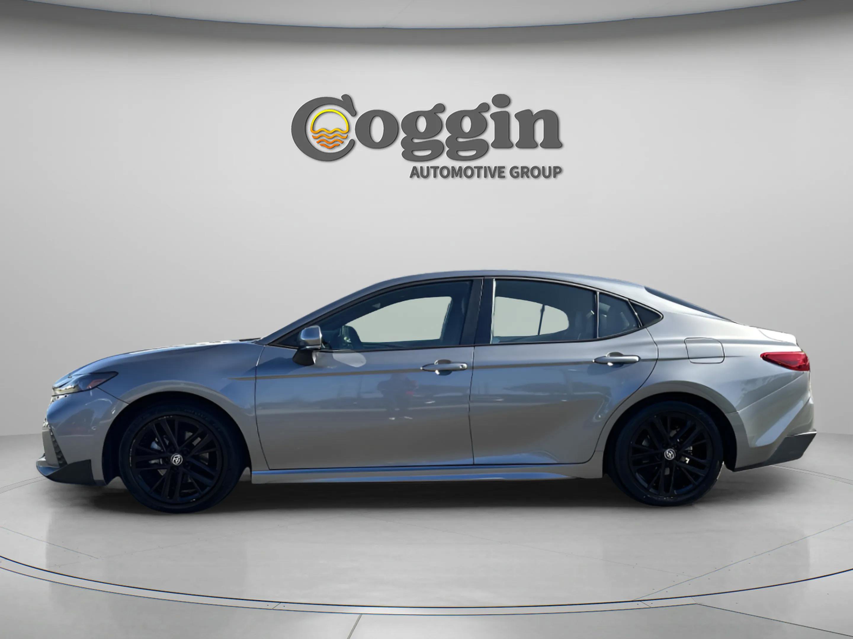 Used 2025 Toyota Camry SE image 3