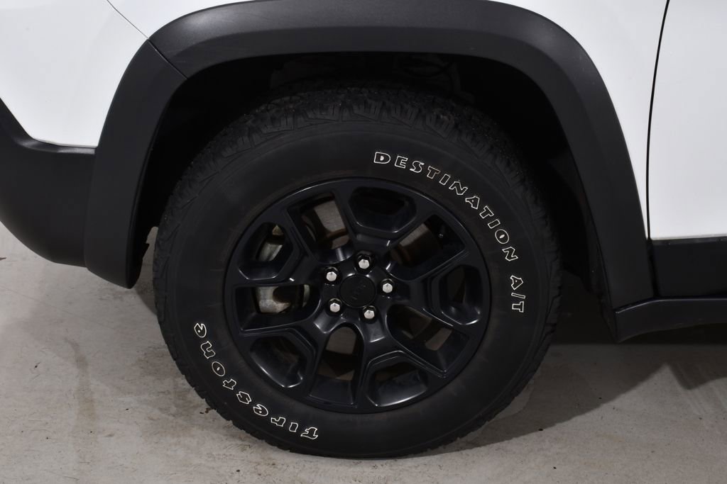 Used 2022 Jeep Cherokee Trailhawk w/ Comfort/Convenience Group AWD/4WD image 25