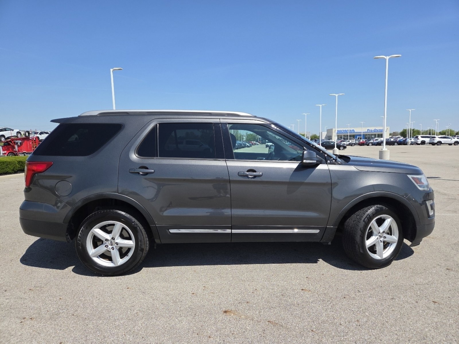 Used 2017 Ford Explorer XLT AWD/4WD image 16