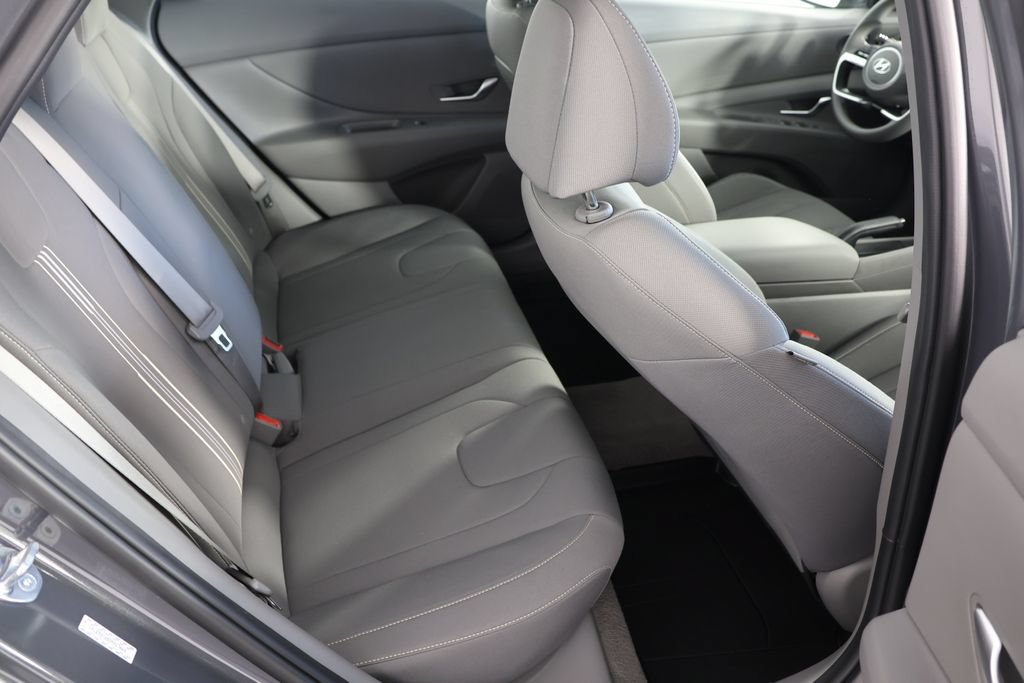 Used 2023 Hyundai Elantra SEL w/ Preferred Accessory Package FWD image 21