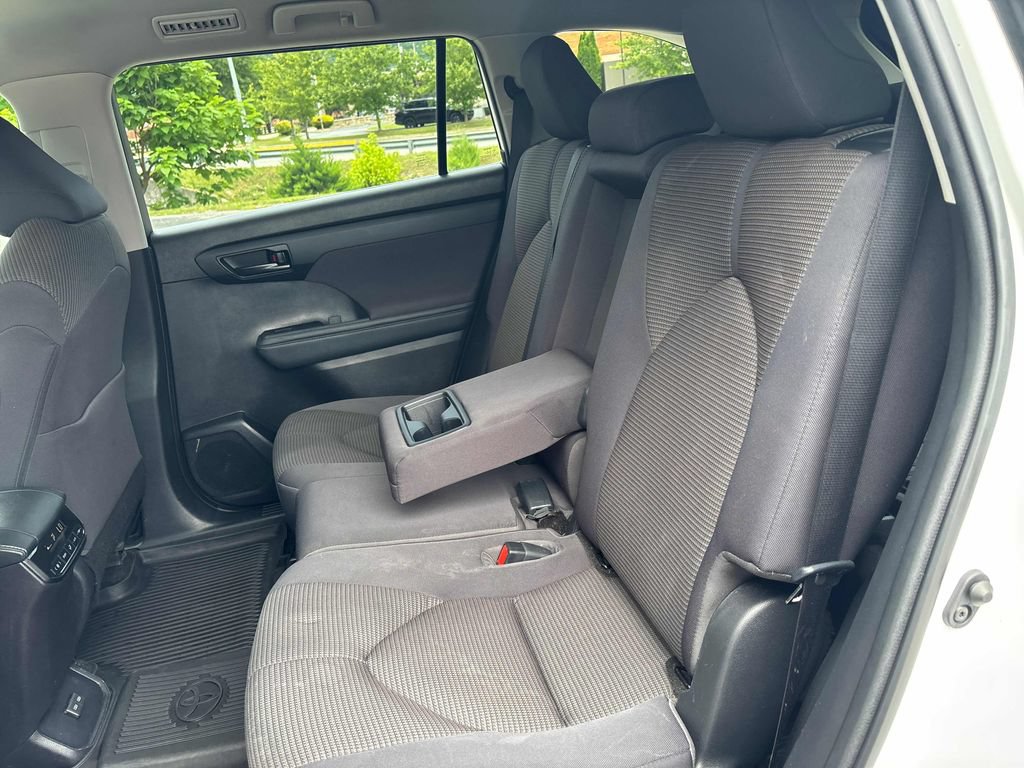 Used 2023 Toyota Highlander LE AWD/4WD image 24