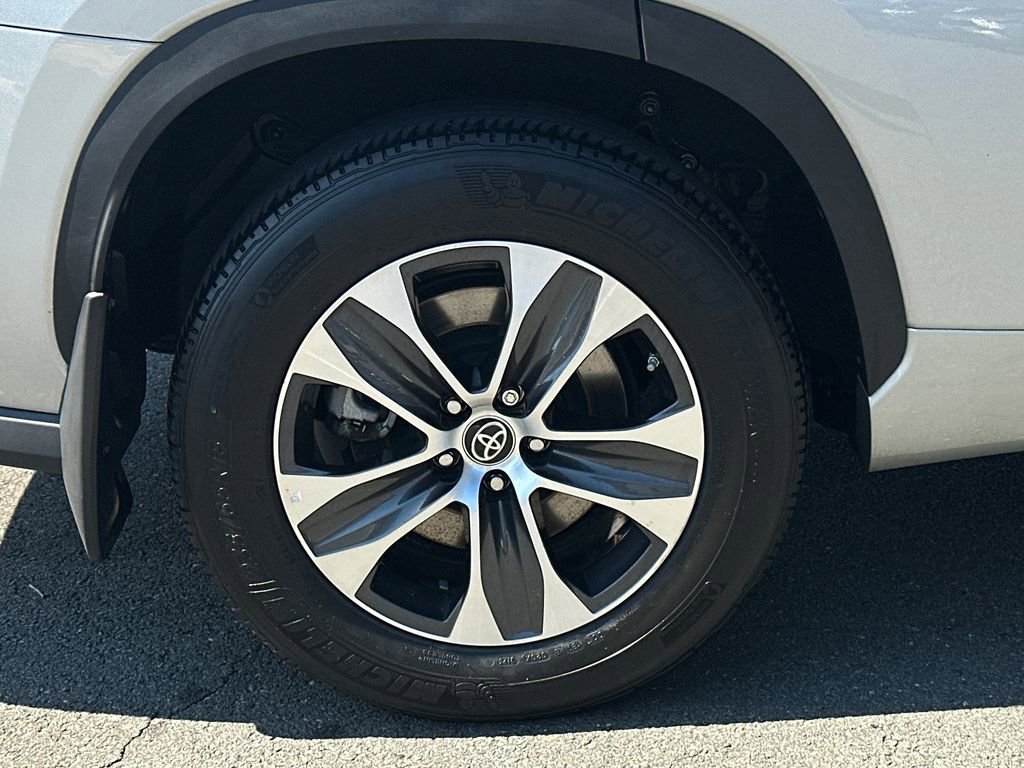 Used 2023 Toyota Highlander XLE image 6