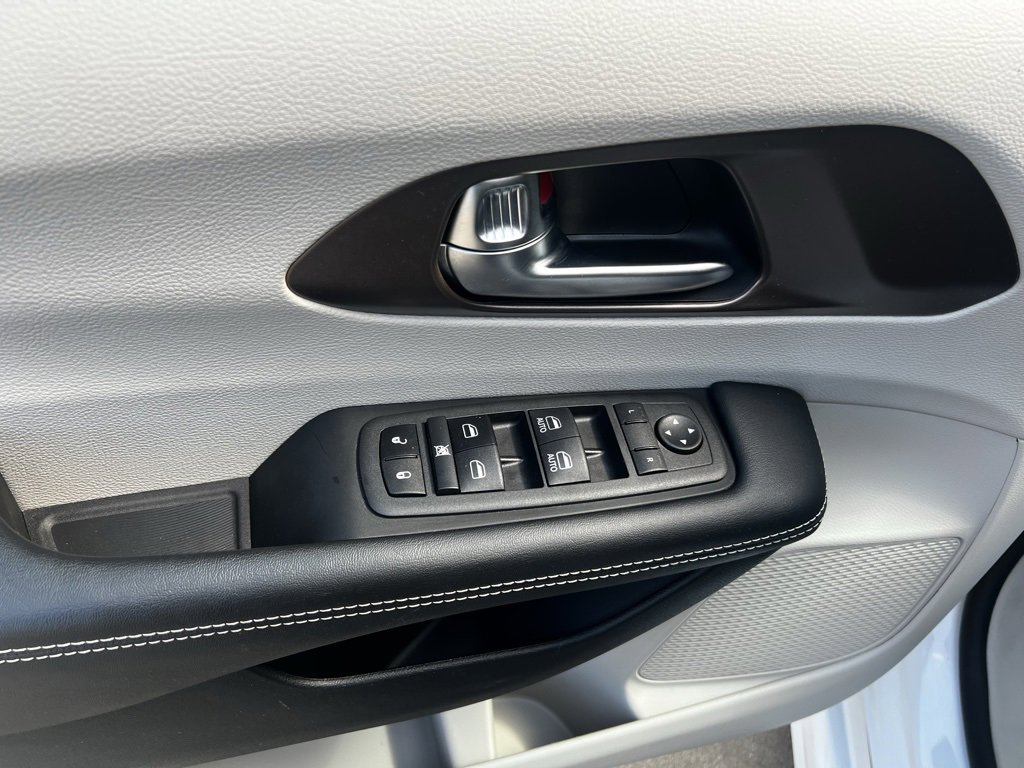 Used 2022 Chrysler Voyager LX image 10
