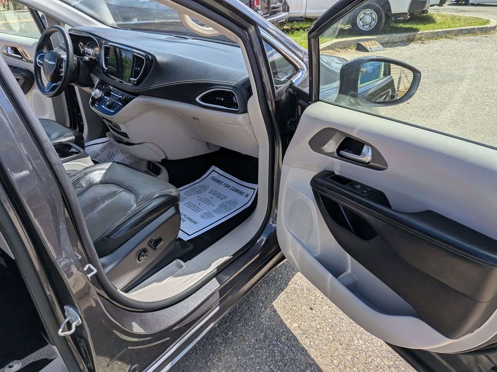 Used 2022 Chrysler Pacifica Touring-L w/ Uconnect Theater Family Group FWD image 46
