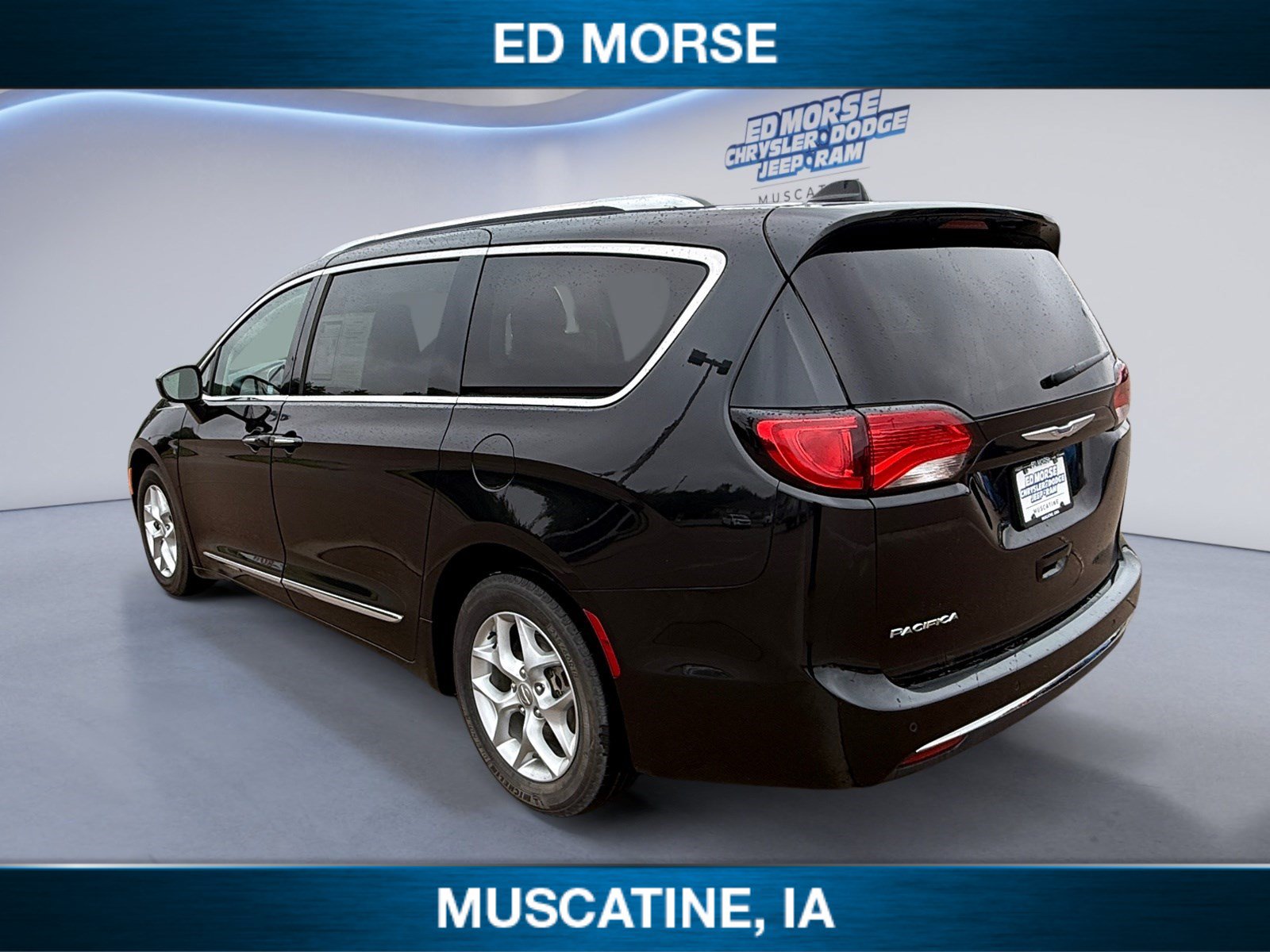 Used 2019 Chrysler Pacifica Touring-L Plus w/ Tire & Wheel Group FWD image 3