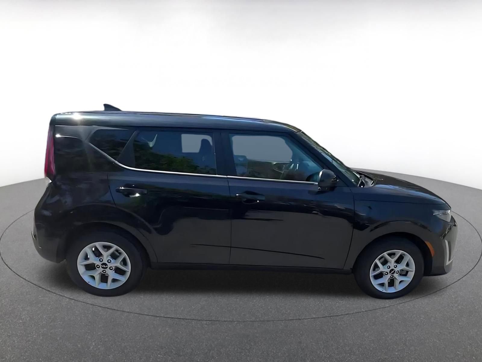 Used 2025 Kia Soul LX w/ LX Technology Package image 16