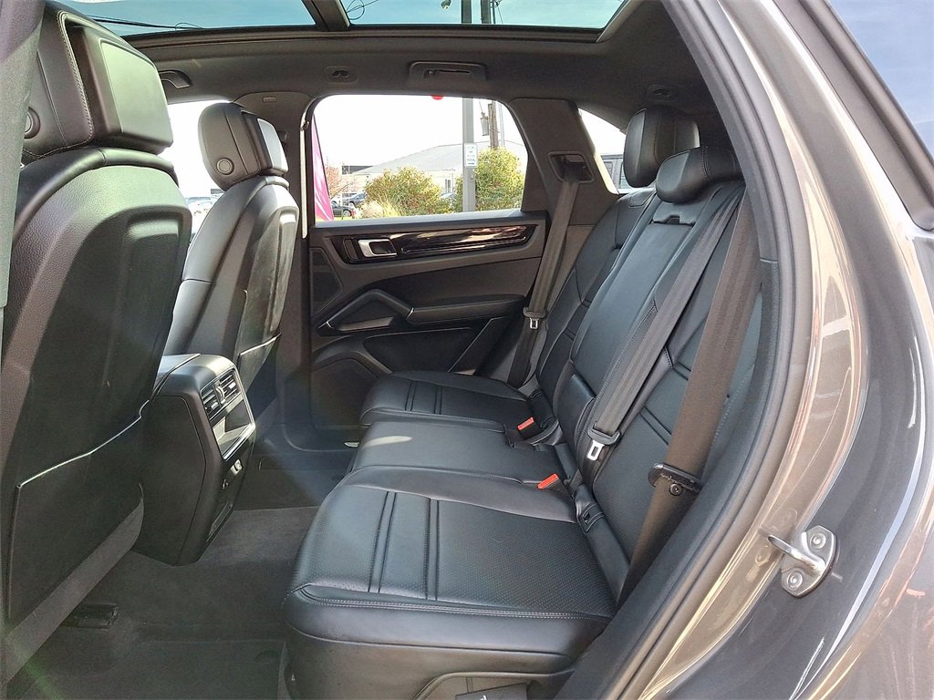 Used 2023 Porsche Cayenne Platinum Edition image 13