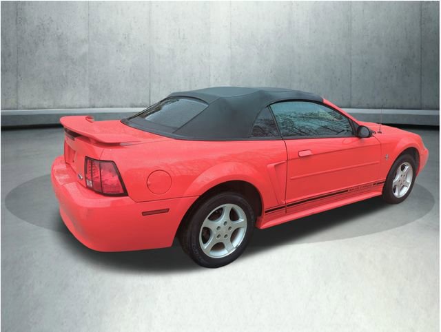 Used 2001 Ford Mustang Convertible RWD image 3