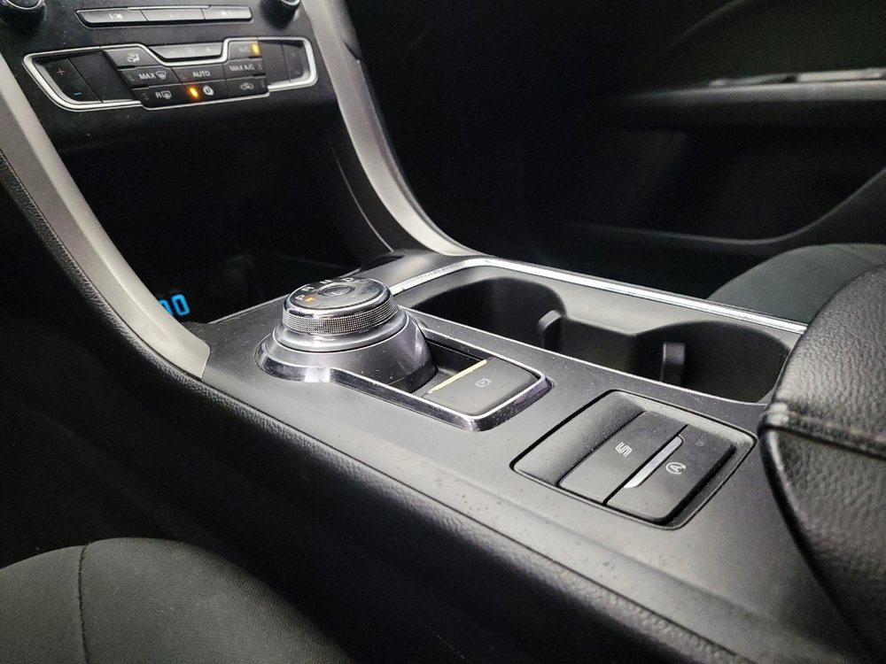 Used 2020 Ford Fusion SE image 26
