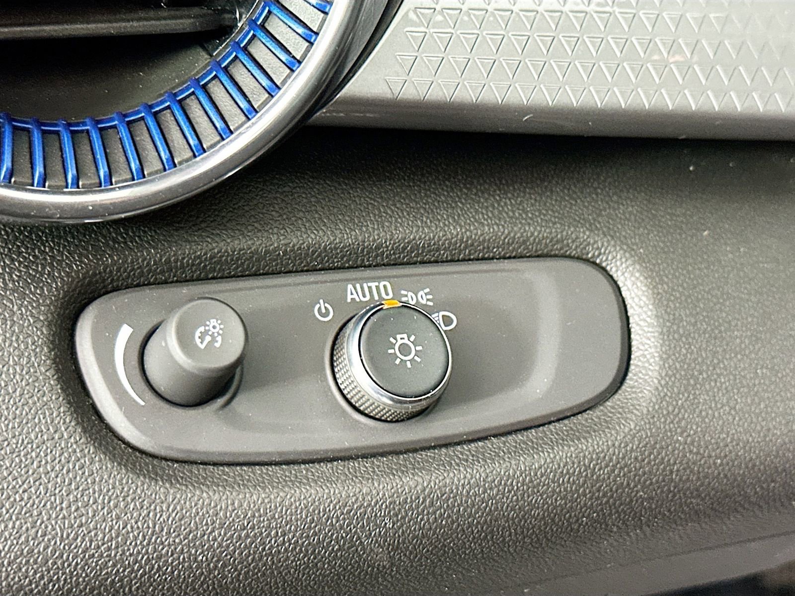 Used 2025 Chevrolet Trax LT image 11