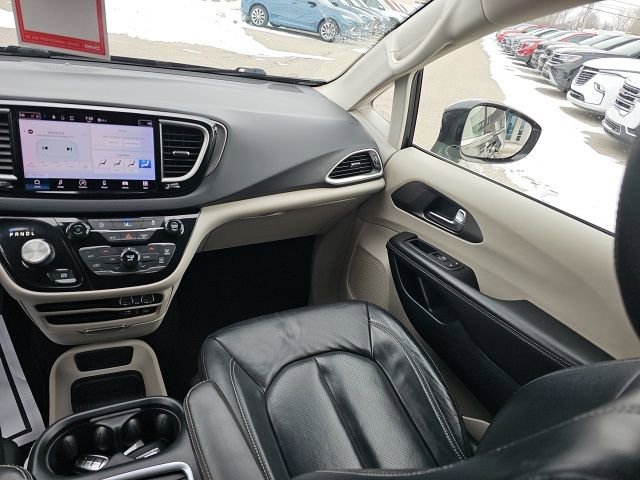 Used 2022 Chrysler Pacifica Touring-L image 29