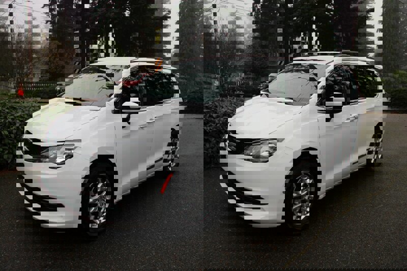 Used 2020 Chrysler Voyager Lxi image 1