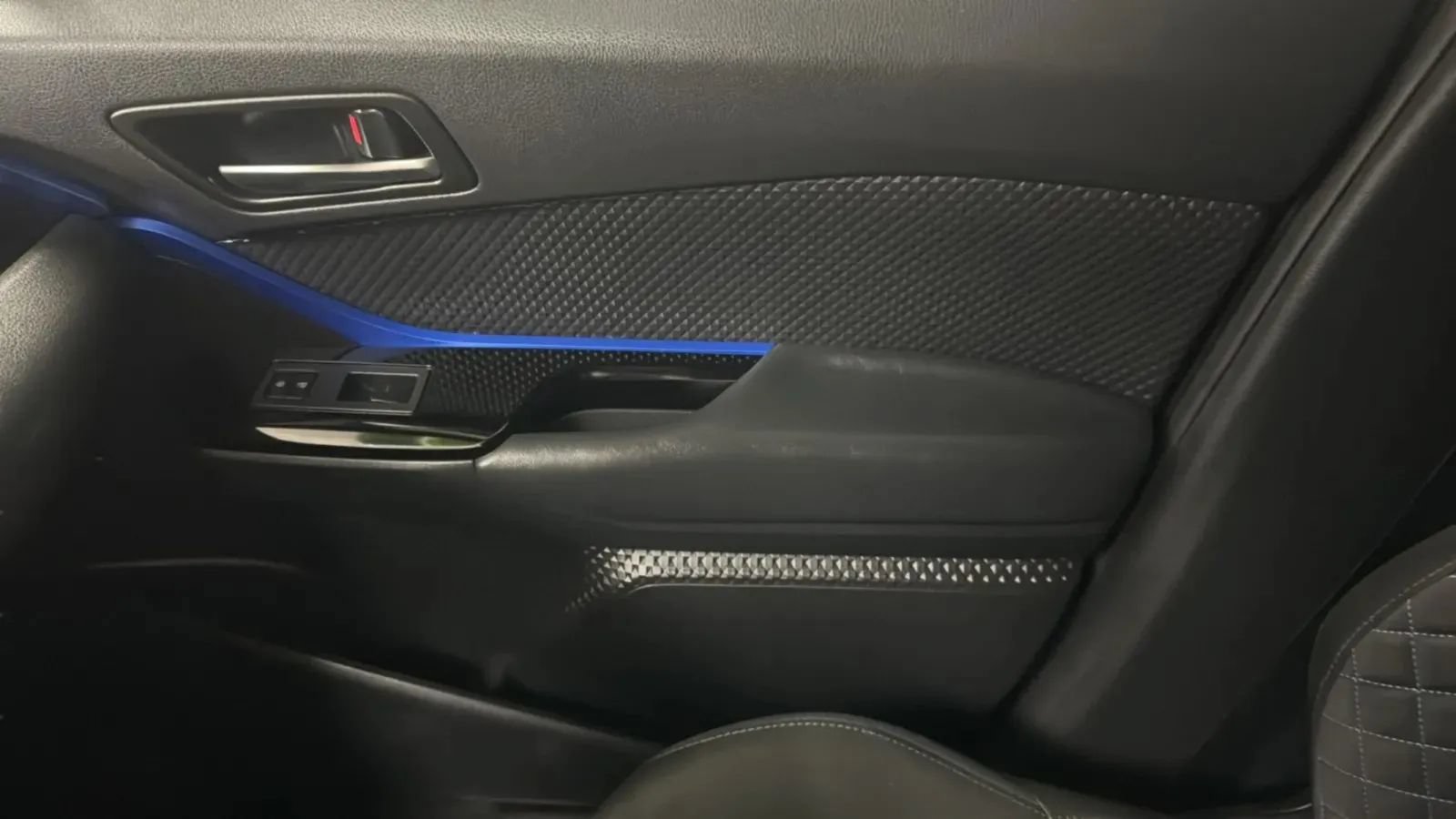 Used 2021 Toyota C-HR XLE FWD image 17