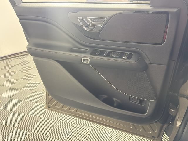 Used 2026 Lincoln Aviator AWD image 11