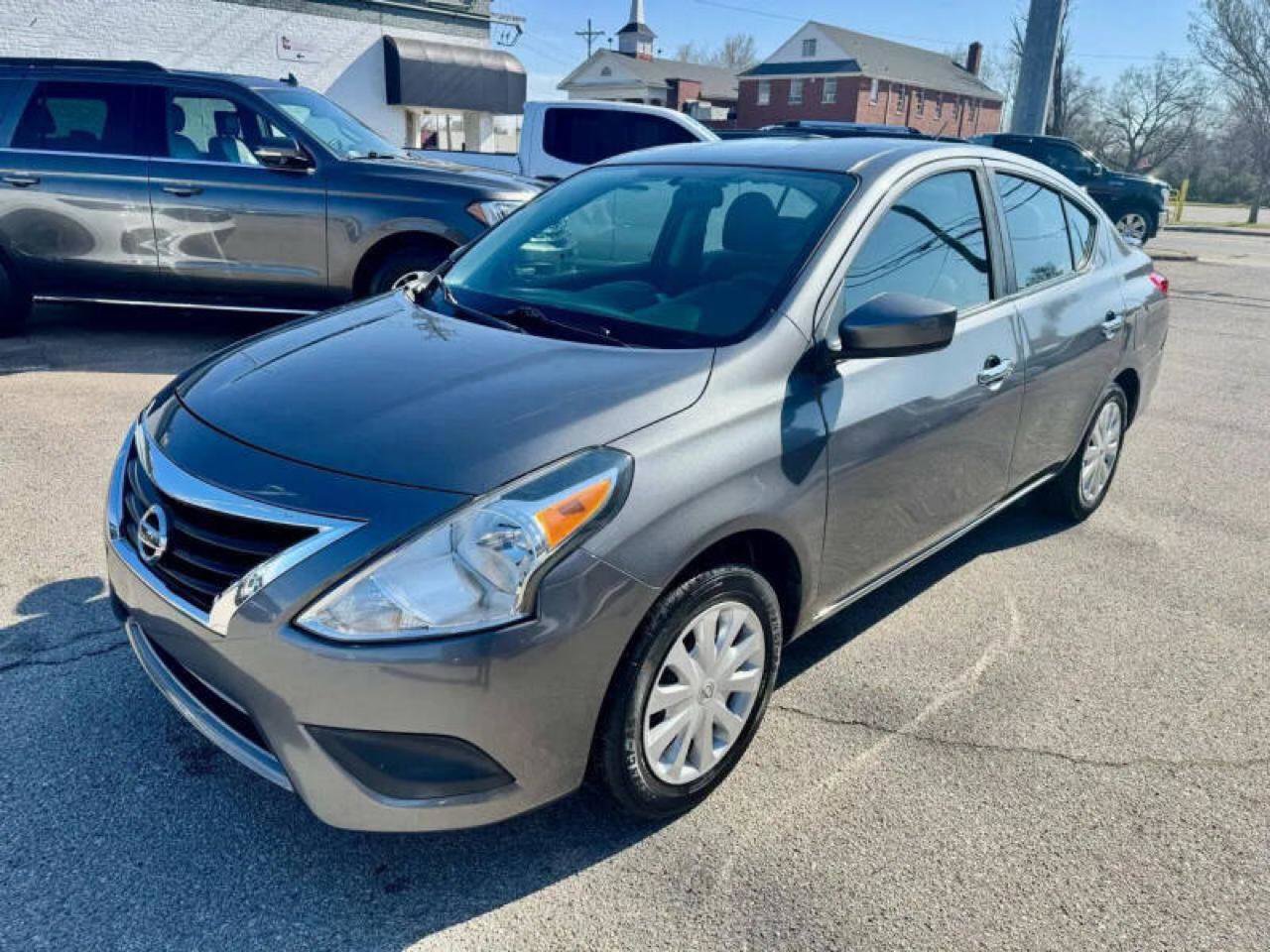 Used 2018 Nissan Versa SV FWD image 2