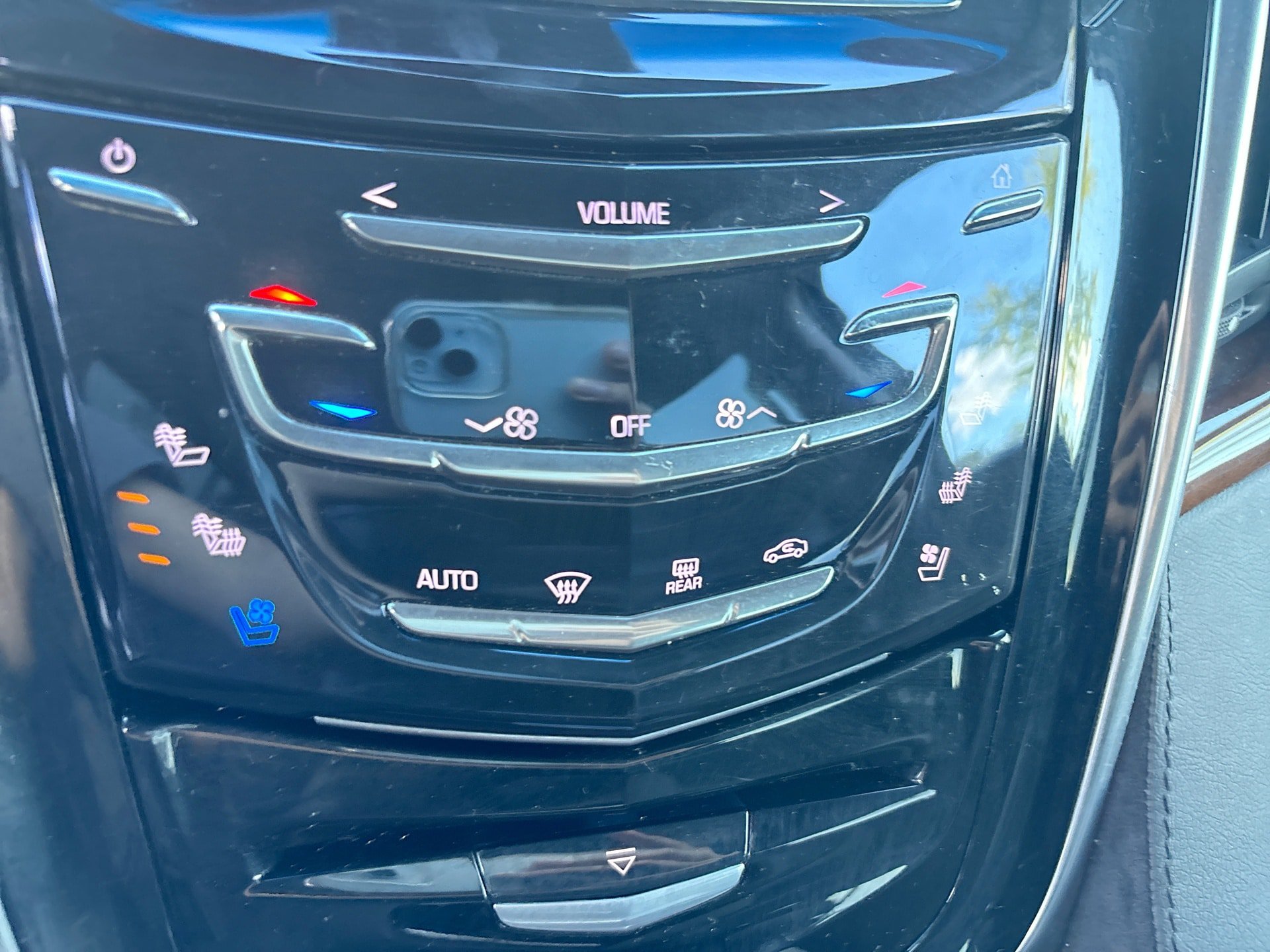 Used 2019 Cadillac Escalade ESV Luxury AWD/4WD image 17