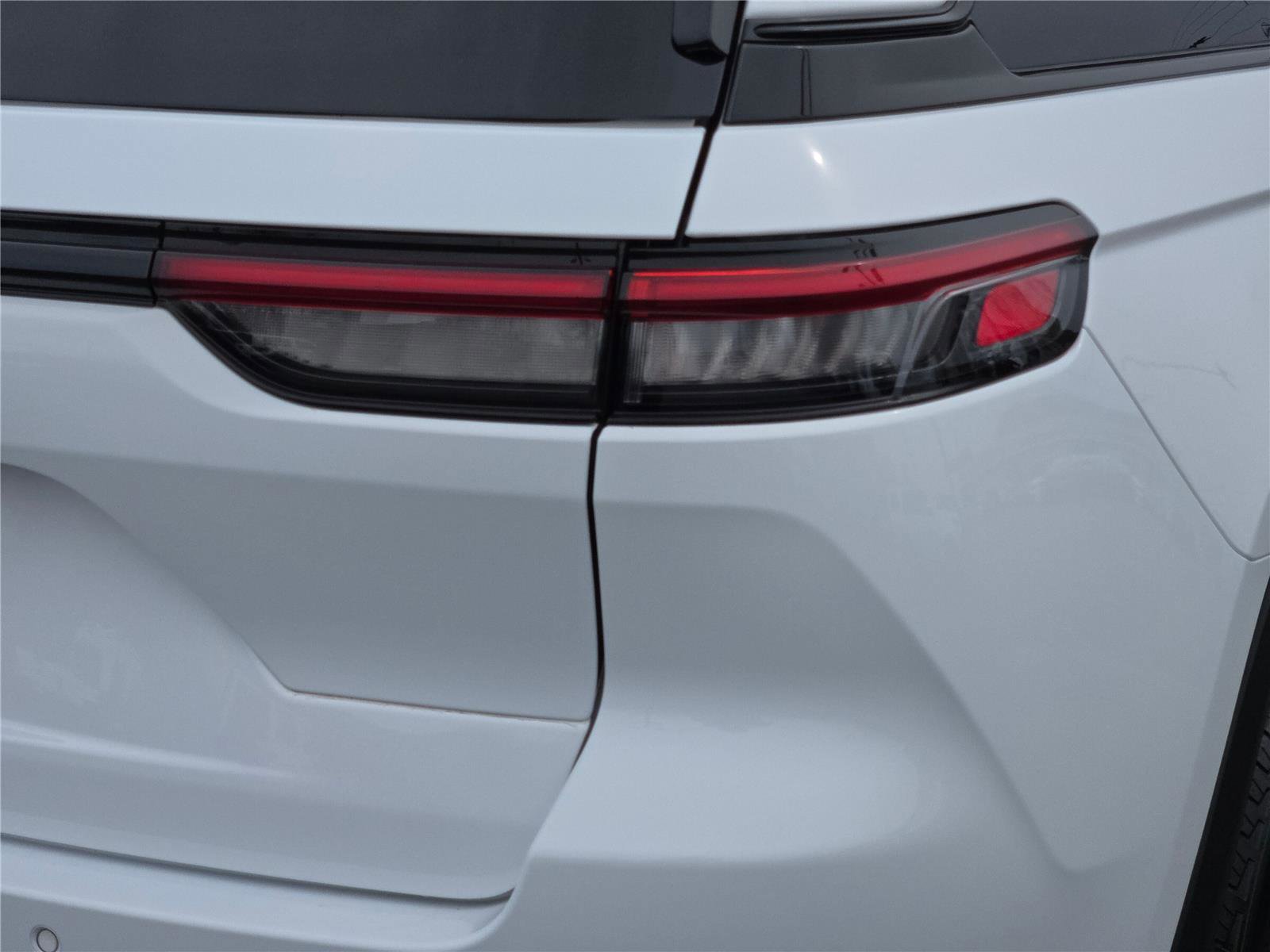 Certified 2024 Jeep Grand Cherokee Altitude image 14