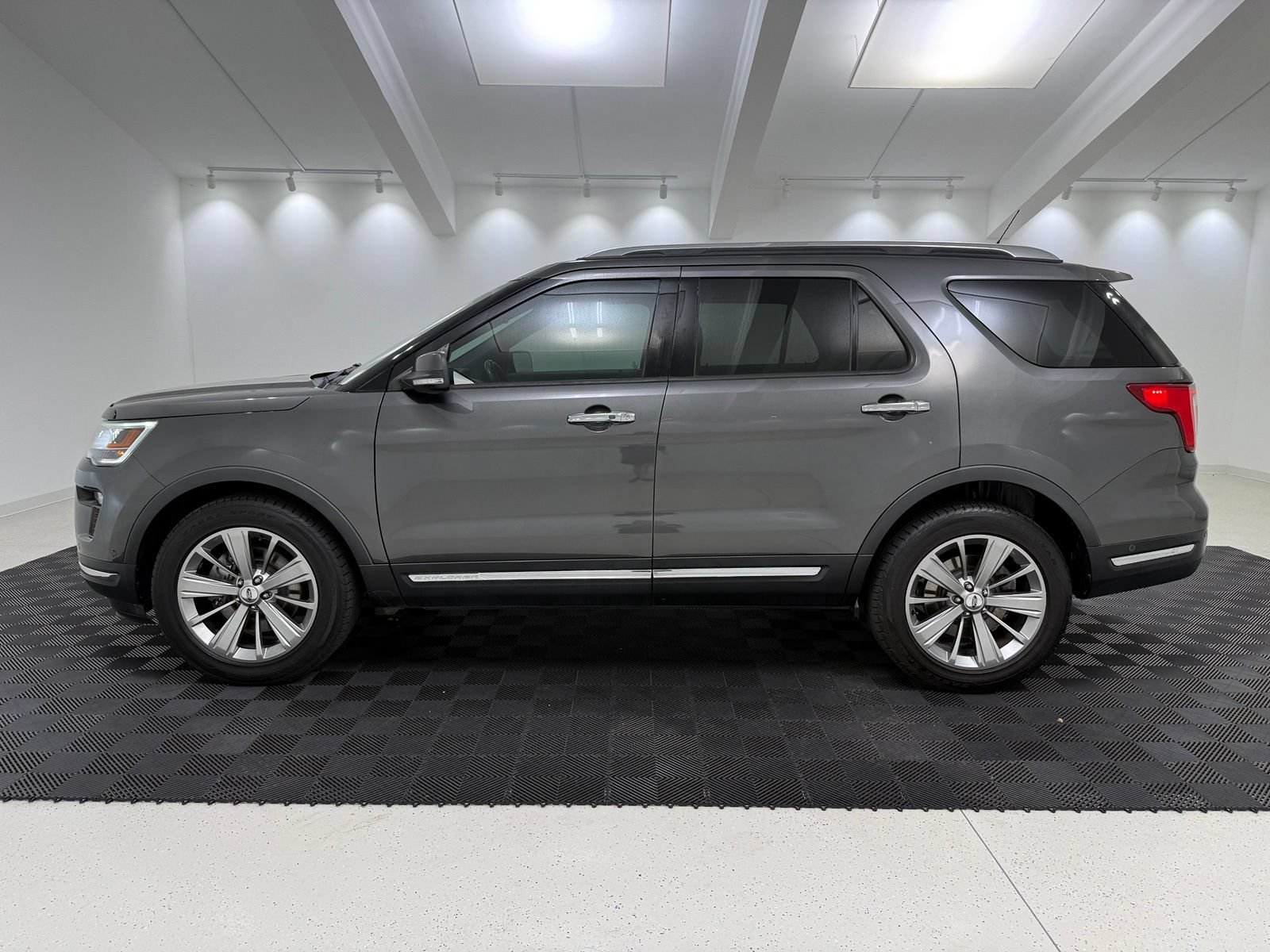 Used 2018 Ford Explorer Limited w/ Equipment Group 301A AWD/4WD image 4