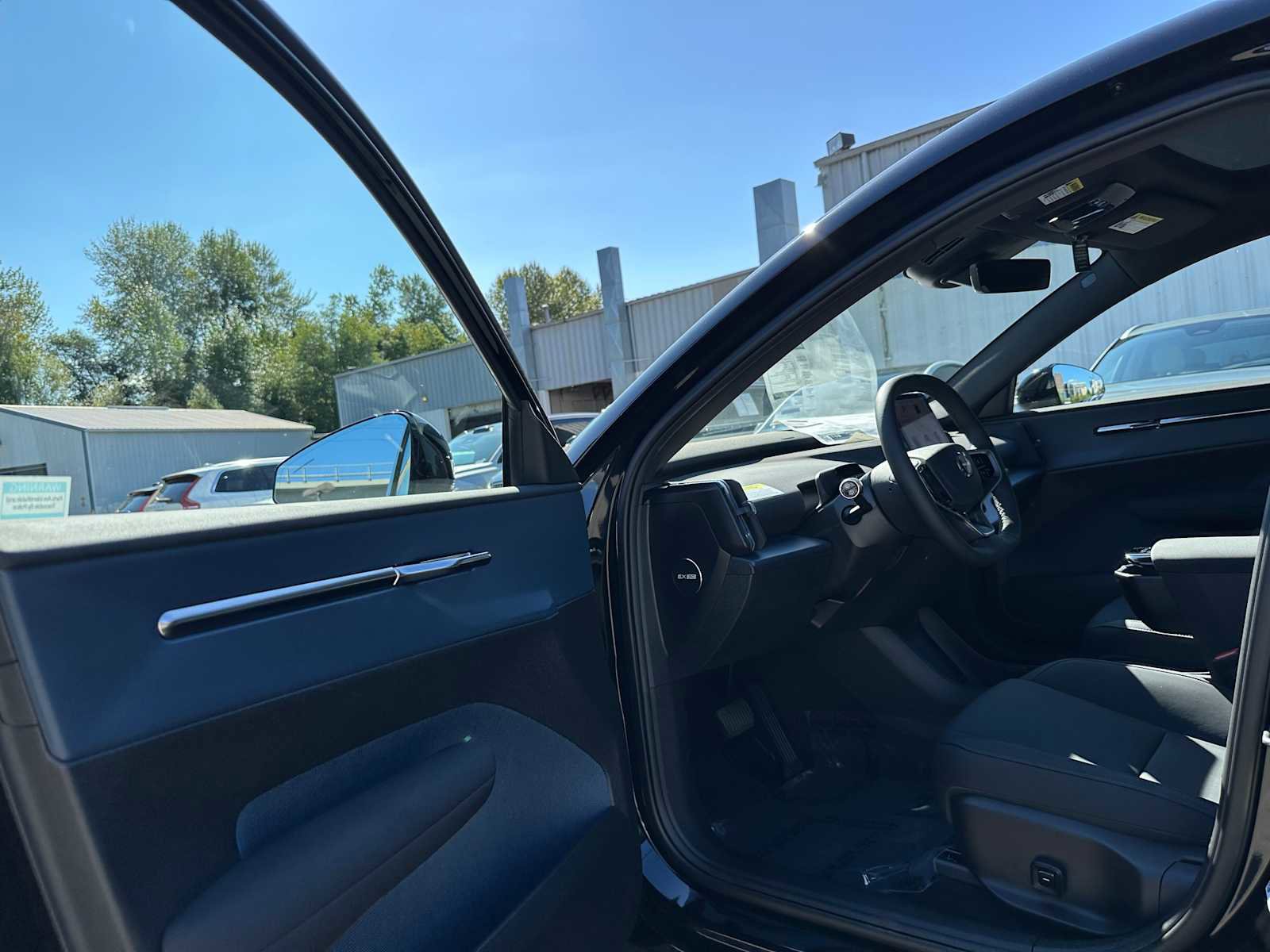 New 2025 Volvo EX30 Plus w/ Protection Package Premier image 20