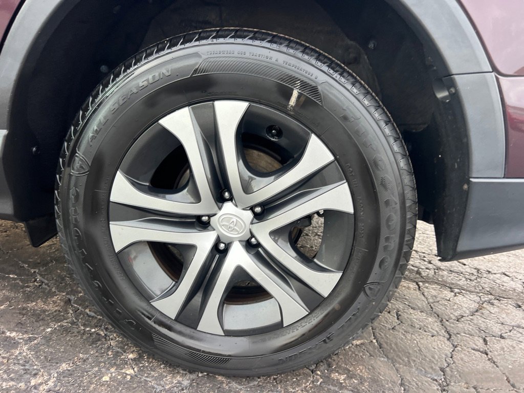 Used 2018 Toyota RAV4 LE image 40