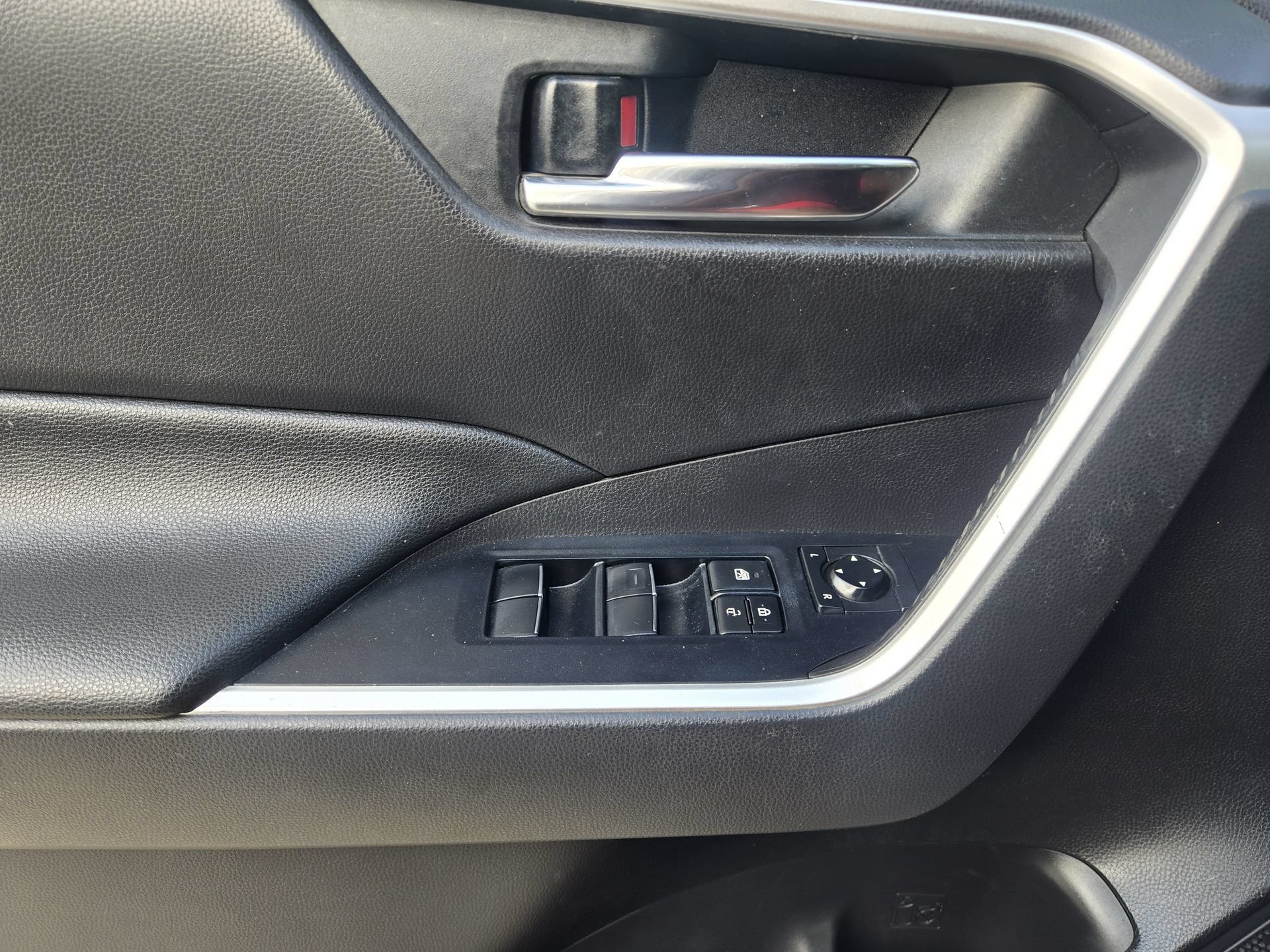 Used 2020 Toyota RAV4 XLE Premium FWD image 22
