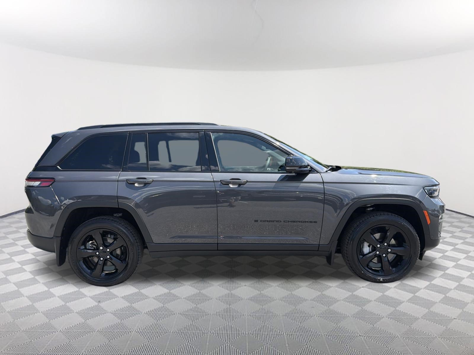 Used 2025 Jeep Grand Cherokee Limited w/ Luxury Tech Group II RWD image 7