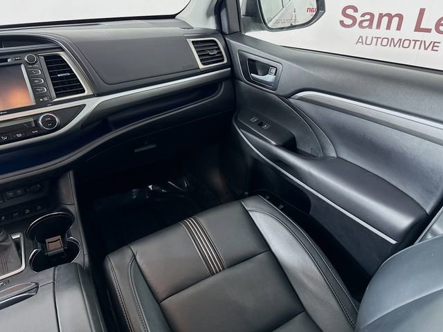 Used 2017 Toyota Highlander SE image 24