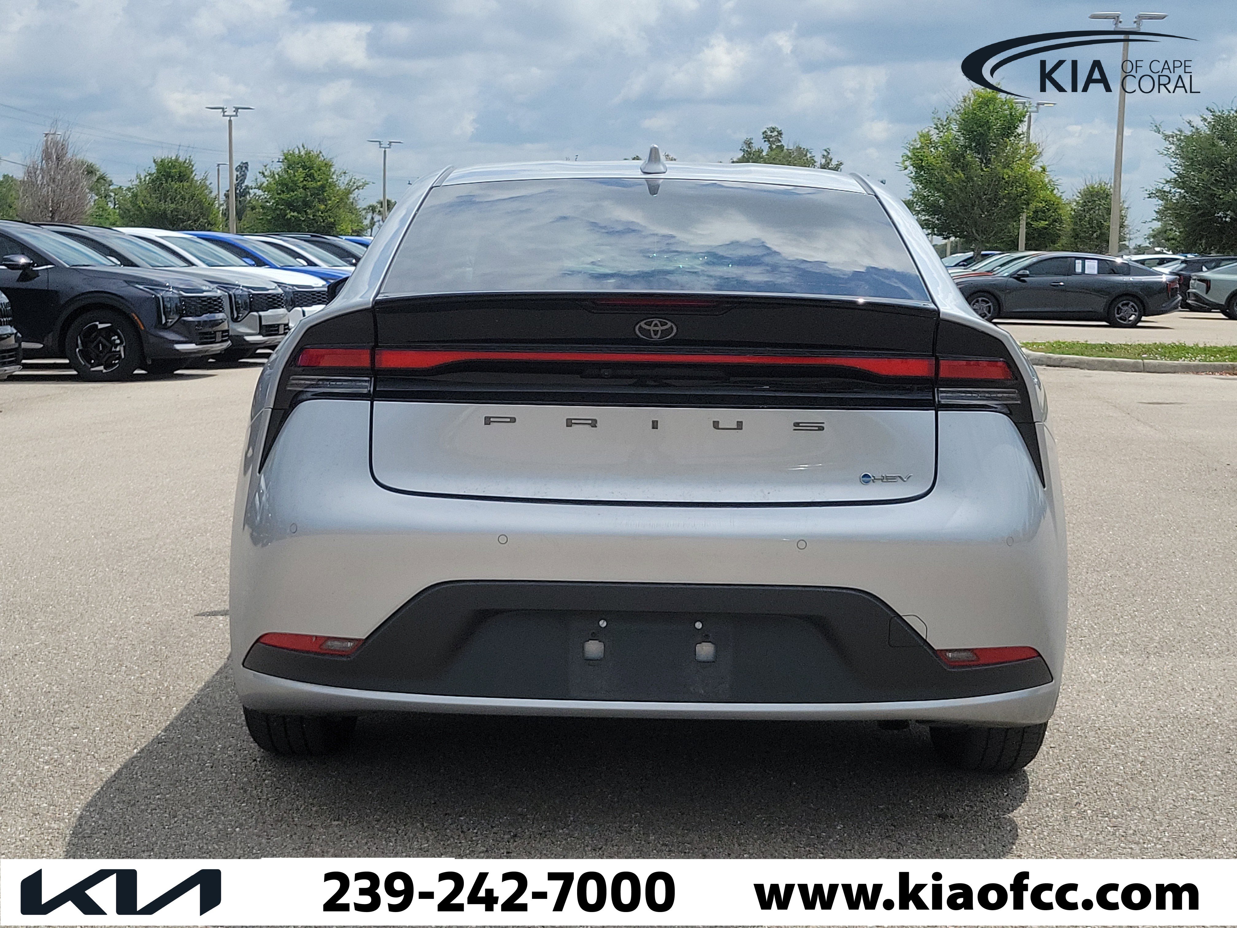 Used 2024 Toyota Prius LE FWD image 5