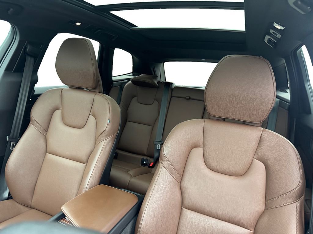 Certified 2023 Volvo XC60 B5 Plus w/ Climate Package image 21