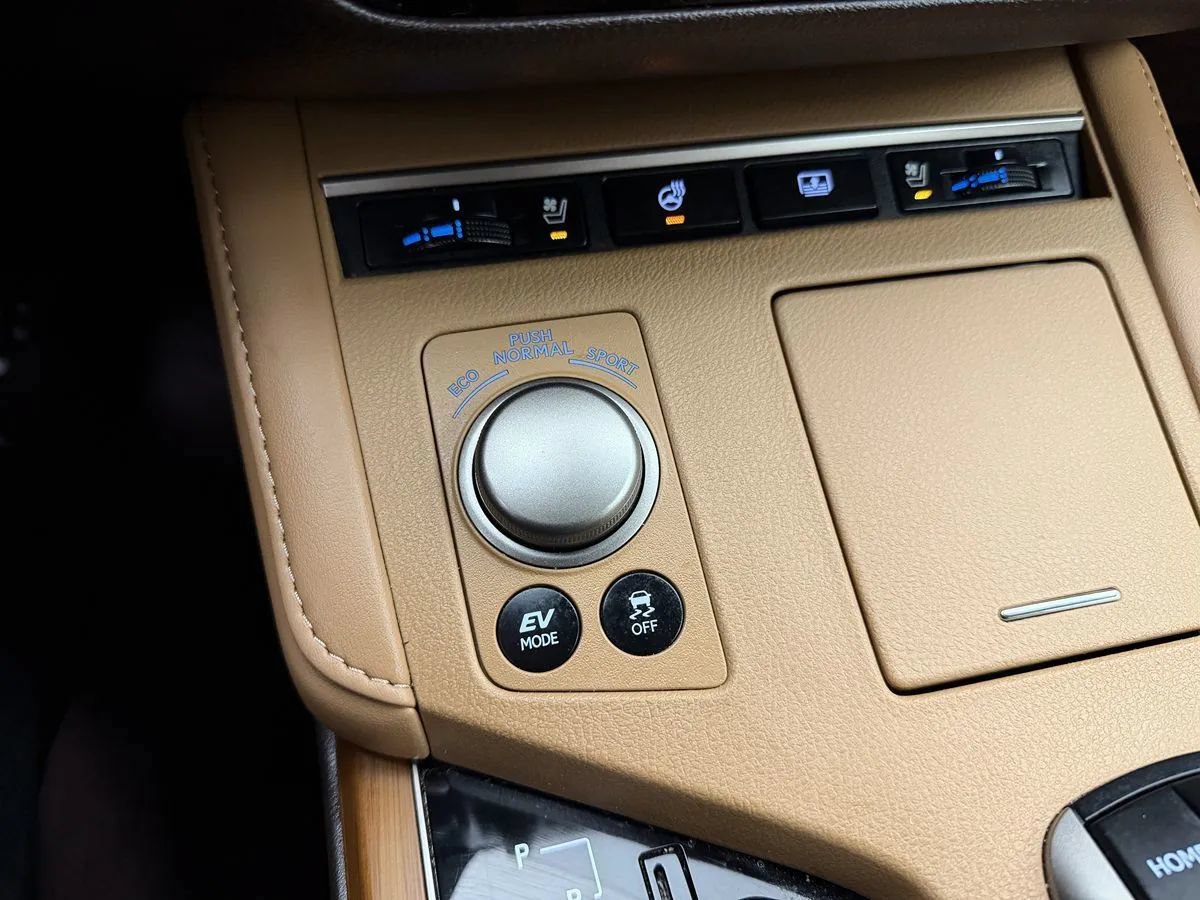 Used 2018 Lexus ES 300h w/ Luxury Package FWD image 24