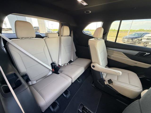 Used 2025 Buick Enclave Preferred w/ Power Package image 37
