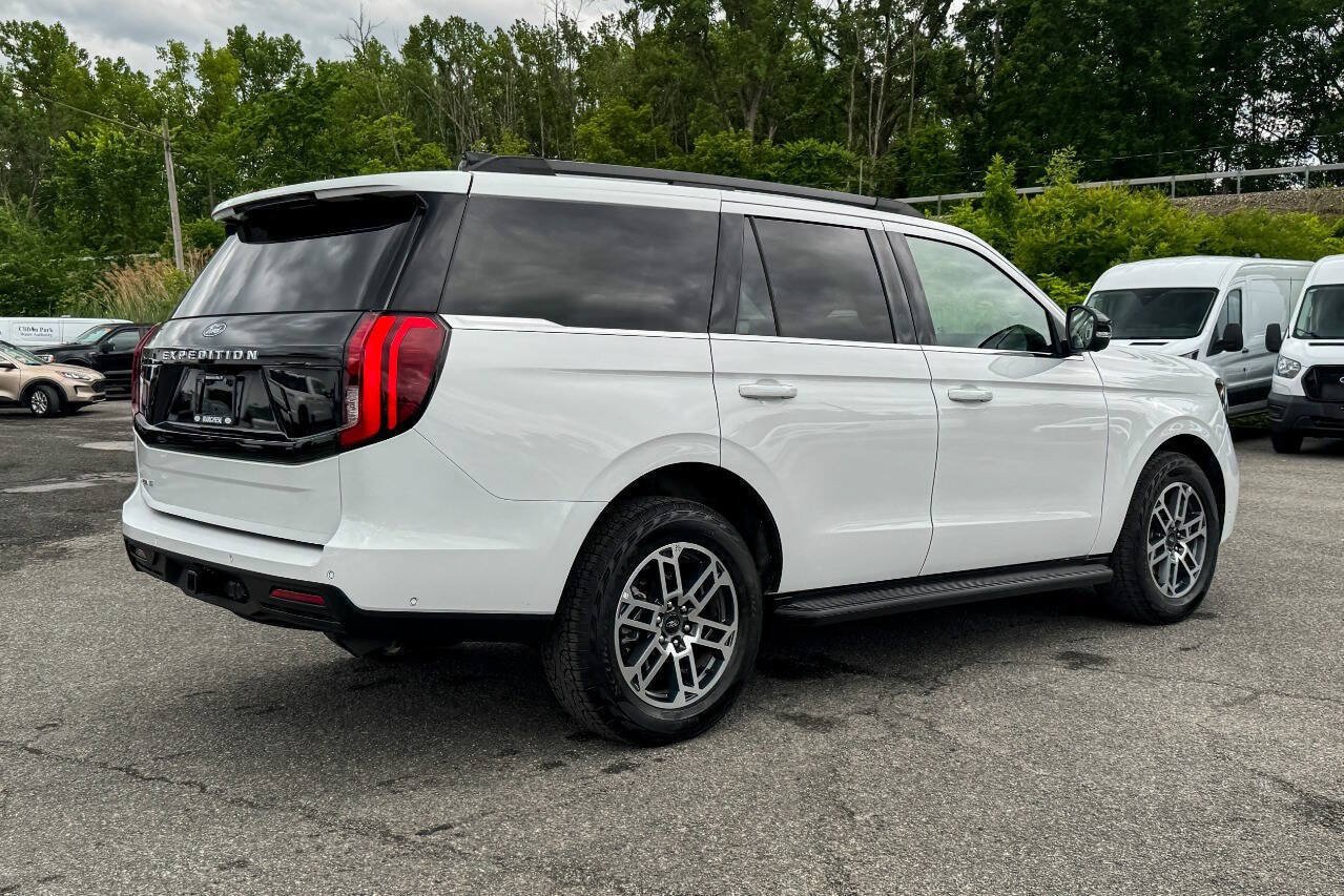 Used 2025 Ford Expedition Active AWD/4WD image 3