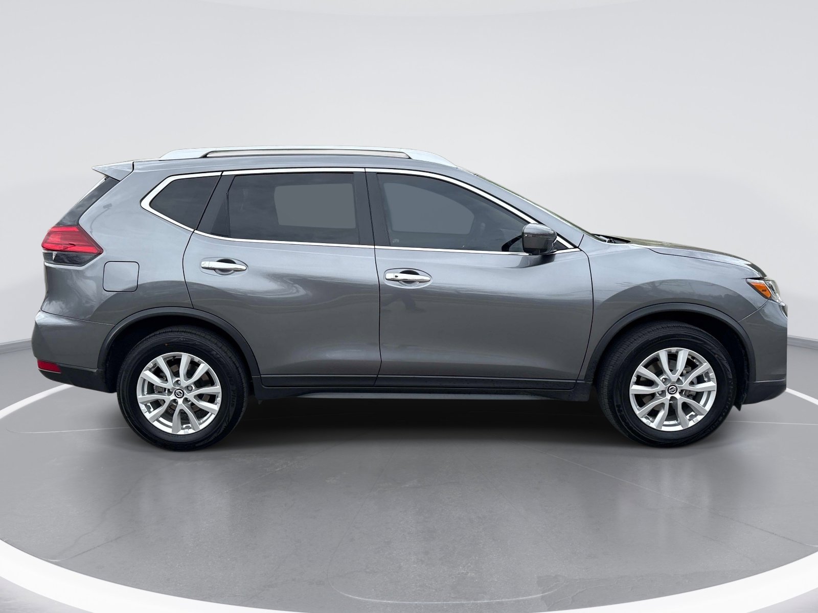 Used 2017 Nissan Rogue SV w/ SV Premium Package image 9