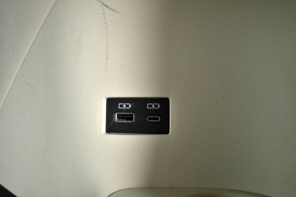 Used 2021 Toyota Sienna Limited image 26