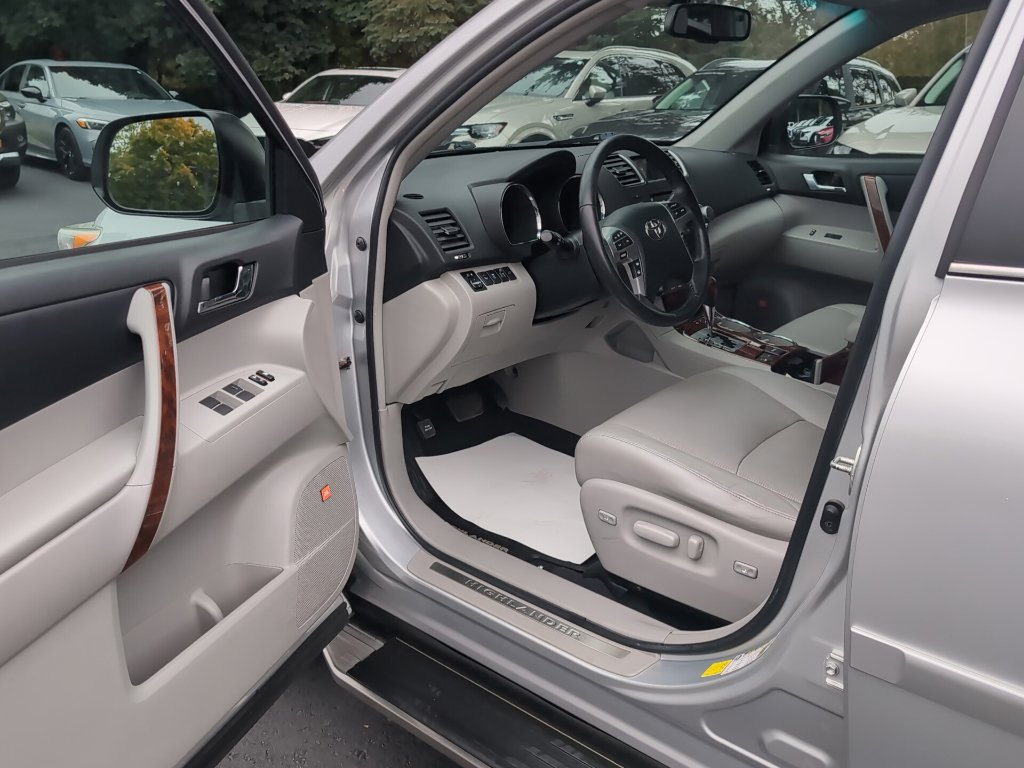 Used 2012 Toyota Highlander Limited w/ Tow Pkg AWD/4WD image 15