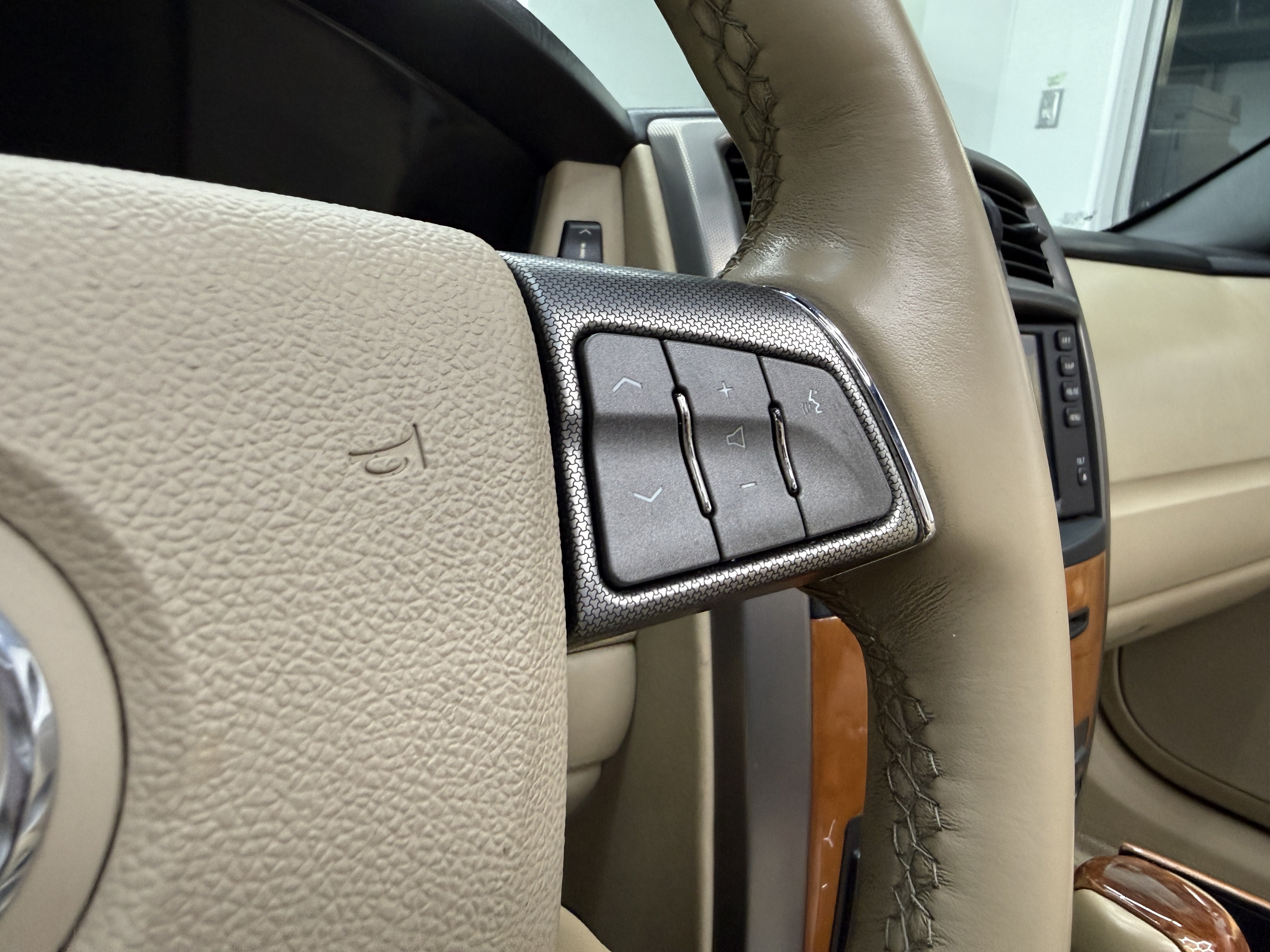 Used 2008 Cadillac XLR RWD image 16
