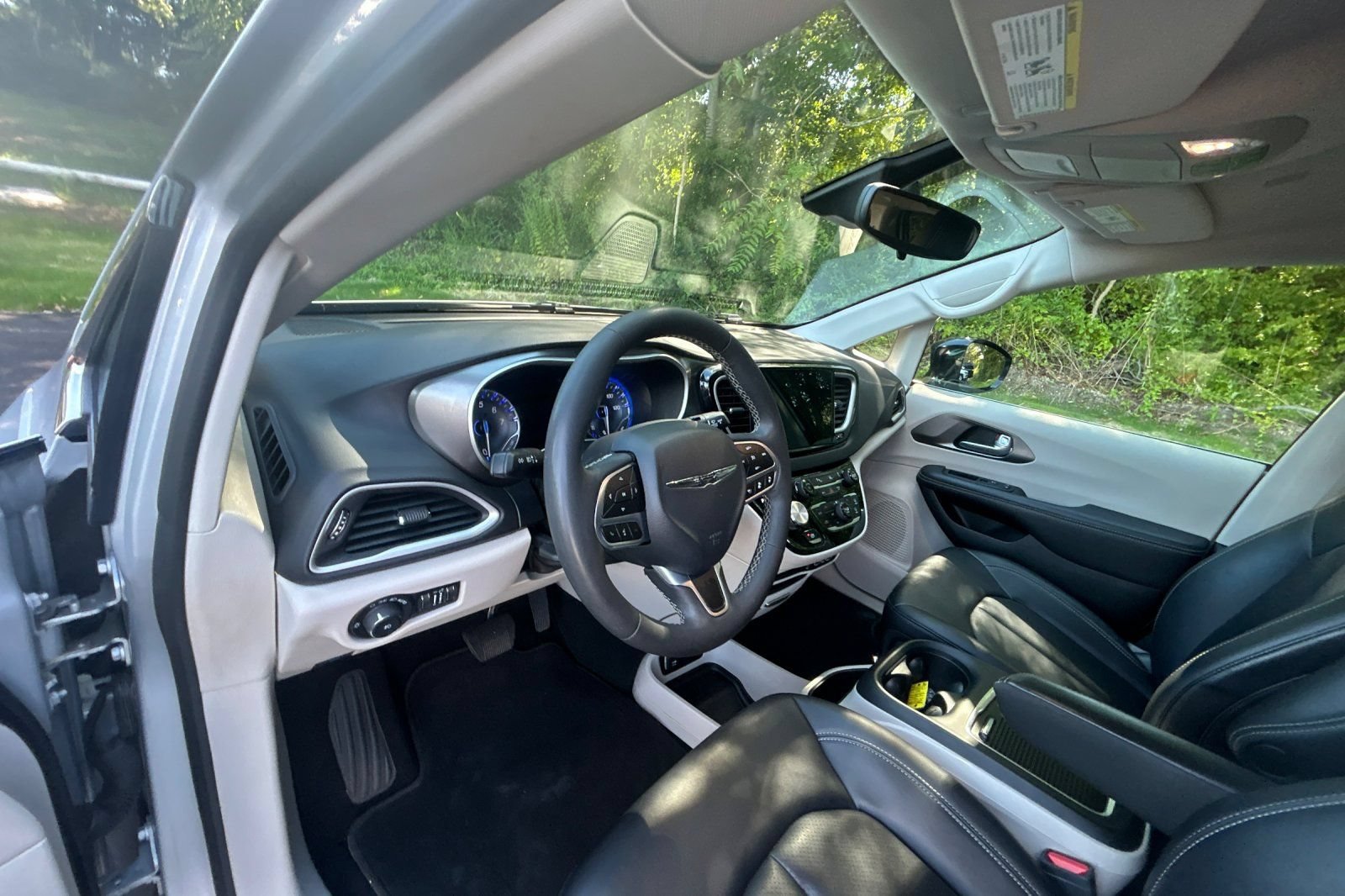 Used 2024 Chrysler Pacifica Touring-L FWD image 9