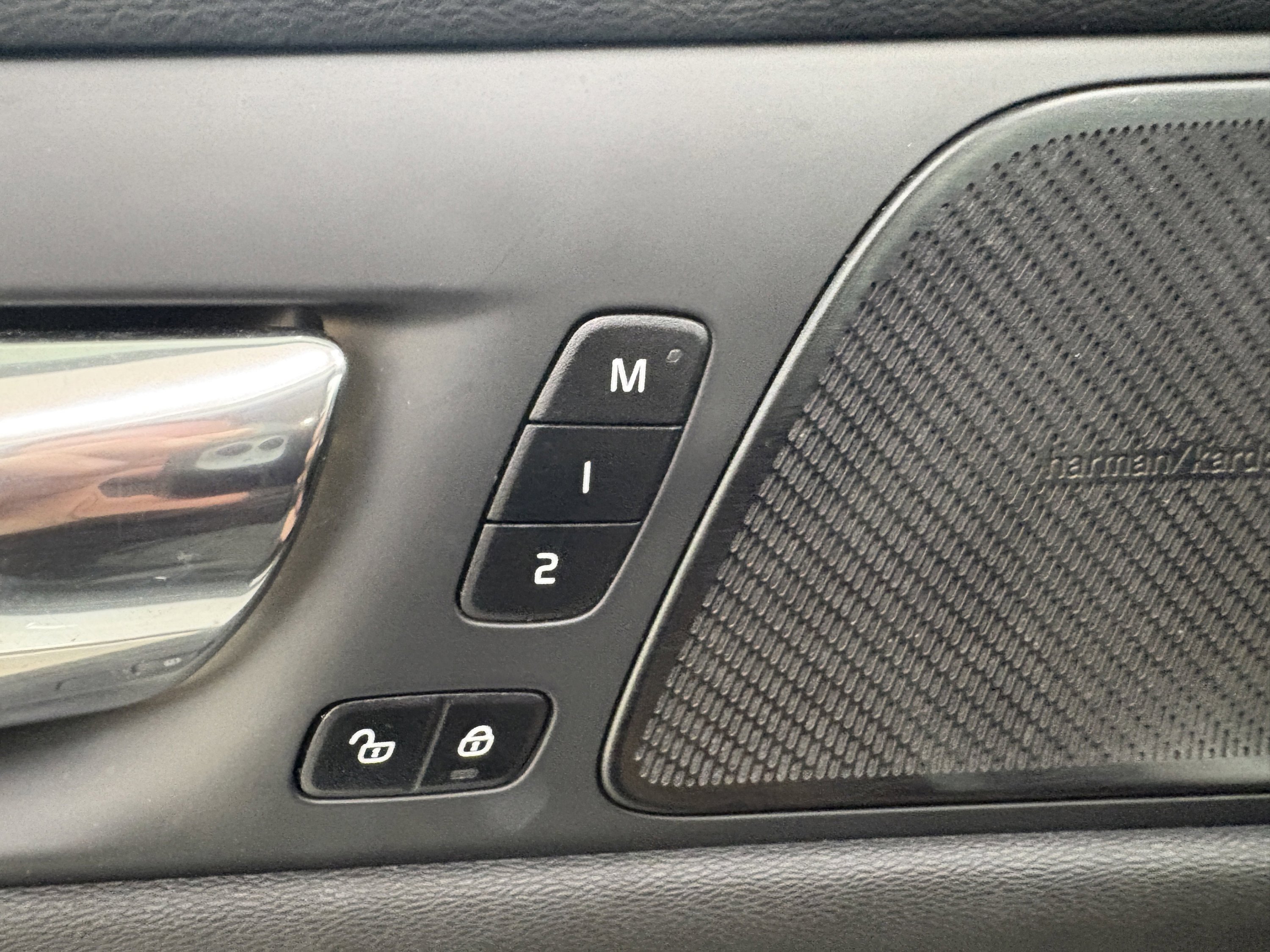 Used 2021 Volvo S60 T8 Inscription image 21