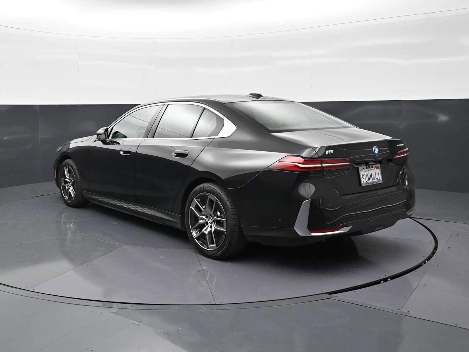 Used 2026 BMW i5 eDrive40 w/ Executive Package RWD image 7