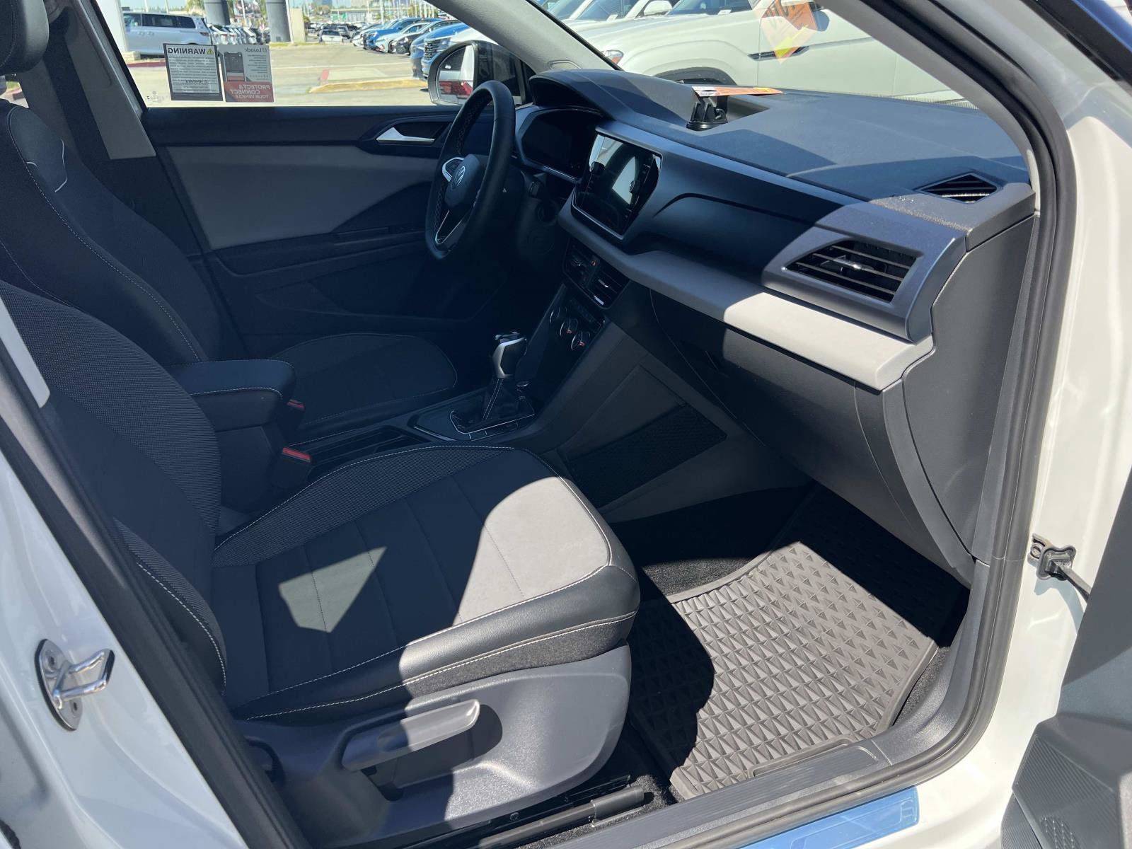 Certified 2023 Volkswagen Taos SE w/ Black Wheel Package image 27