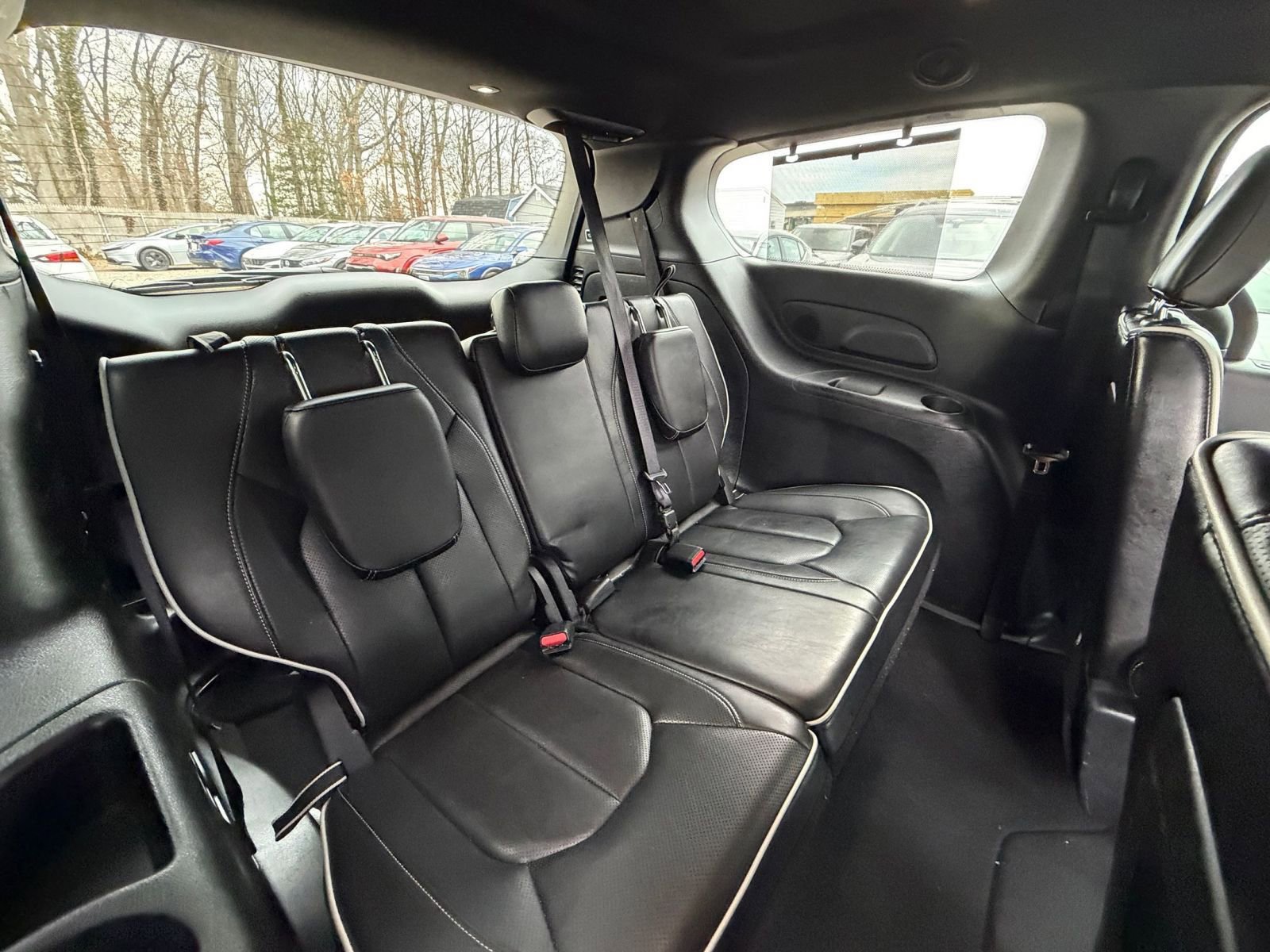 Used 2025 Chrysler Pacifica Limited image 32