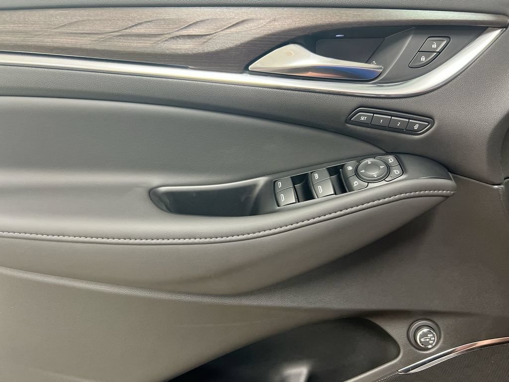 Used 2023 Buick Enclave Avenir AWD/4WD image 22