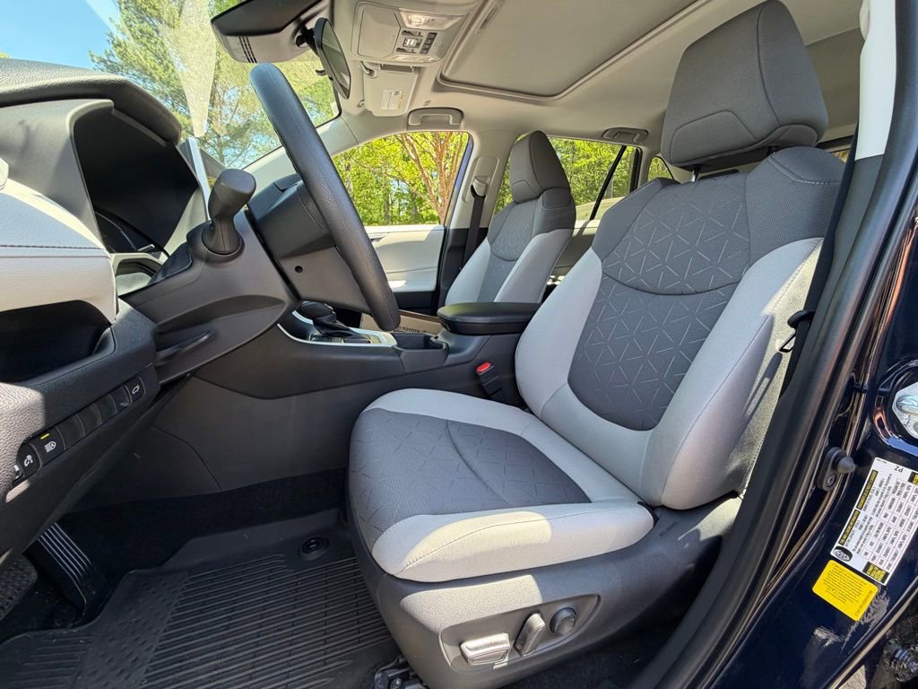 Used 2025 Toyota RAV4 XLE w/ Convenience Package FWD image 5