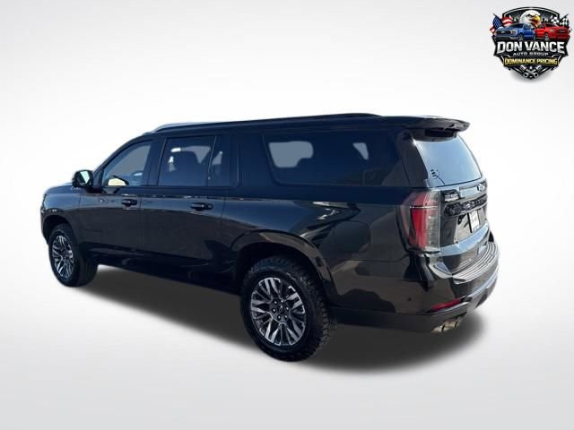 Used 2025 Chevrolet Suburban Z71 image 3